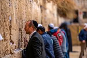 Imagem: "Judeus orando no Muro das Lamentações"