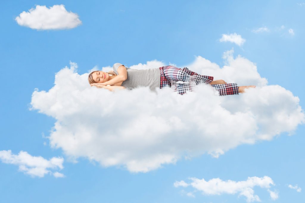Imagem de mulher dormindo numa nuvem (Postagem: Apocalipse 6.9-11 e o sono da alma)