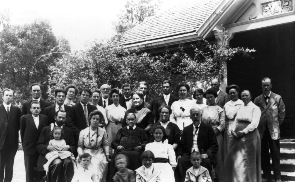 Imagem de Ellen White com a família em 1913 - outra foto (Postagem: O sumiço do colar da Ella White)
