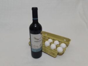 Imagem de ovos e vinho, dois produtos que, segundo Ellen White, estimulam impulsos animais