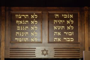 Imagem sobre o texto "Rabino responde sobre os Dez Mandamentos"