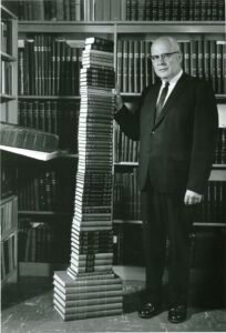 Imagem de "Arthur L. White com os livros de EGW"