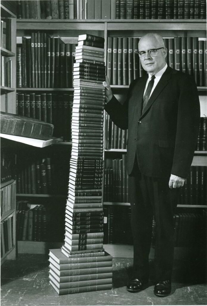 Imagem de "Arthur L. White com os livros de Ellen White", a papisa adventista